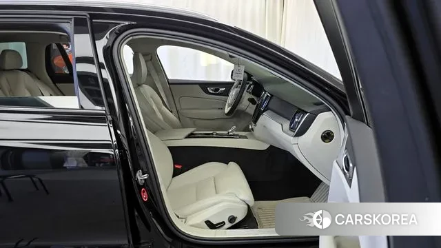 Volvo V60 Cross-Country 2nd Generation 2024 Черный из Кореи, фото 2