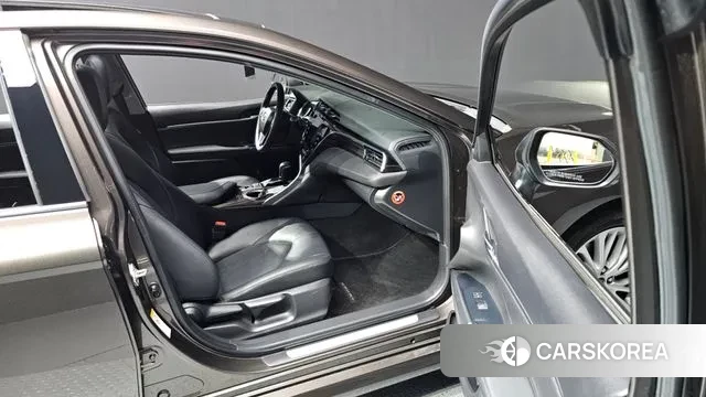 Toyota Camry (XV70) 2018 Песочный из Кореи, фото 2