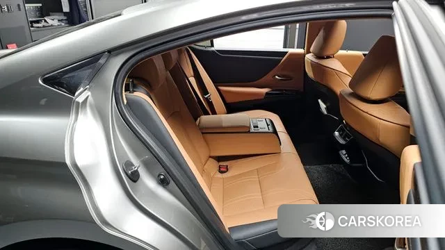 Lexus ES300h 7th generation 2024 Серебристо-серый из Кореи, фото 2