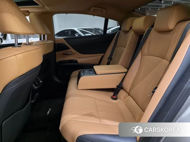 Lexus ES300h 7th generation 2023 Песочный из Кореи, фото 2