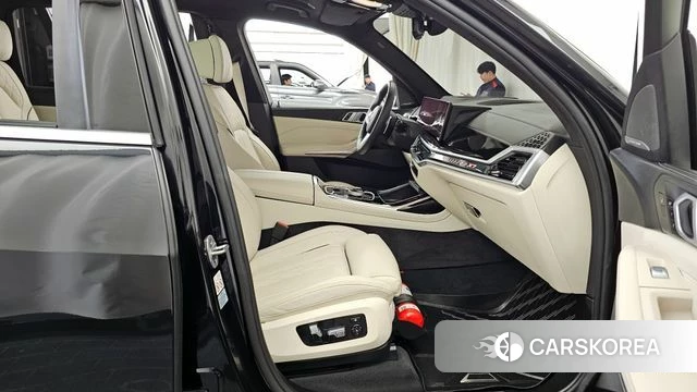 BMW X7 (G07) 2024 Черный из Кореи, фото 2