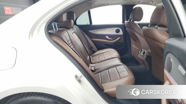 Mercedes-Benz E-Class W213 2018 Белый из Кореи, фото 2