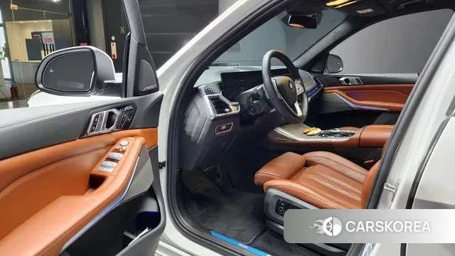 BMW X7 (G07) 2023 Белый из Кореи, фото 2