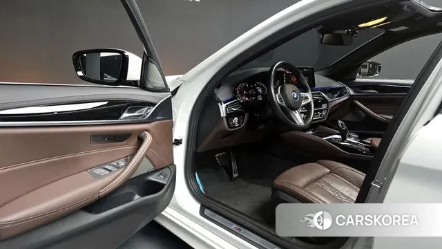 BMW 5 Series (G30) 2022 Белый из Кореи, фото 2