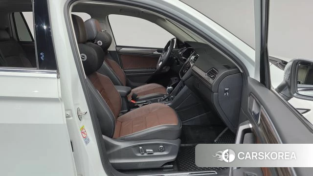Volkswagen Tiguan Allspace 2023 Белый из Кореи, фото 2