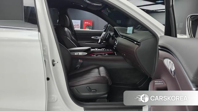 Genesis GV70 2023 Белый из Кореи, фото 2