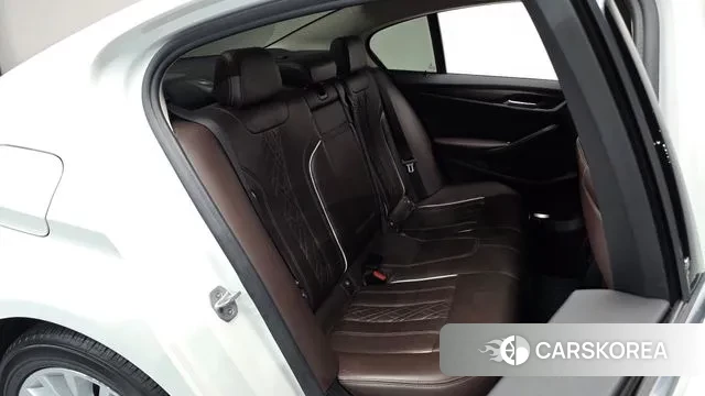 BMW 5 Series (G30) 2018 Белый из Кореи, фото 2