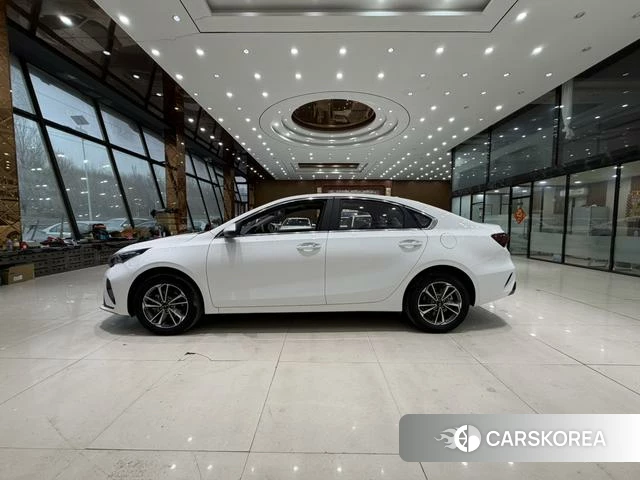 Kia K3 2024 Белый из Китая, фото 2