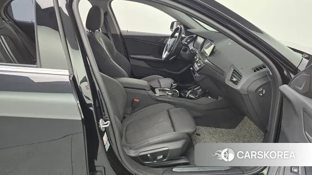 BMW 1 Series (F40) 2023 Черный из Кореи, фото 2