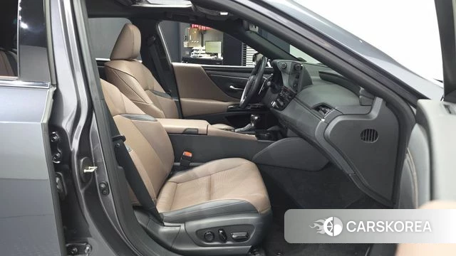 Lexus ES300h 7th generation 2024 Серый из Кореи, фото 2
