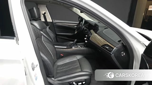 BMW 5 Series (G30) 2019 Белый из Кореи, фото 2