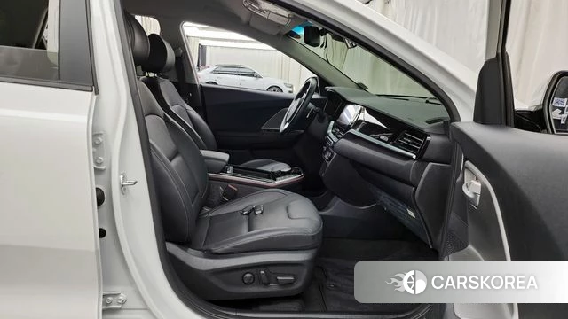 Kia Niro Plus 2023 Белый из Кореи, фото 2