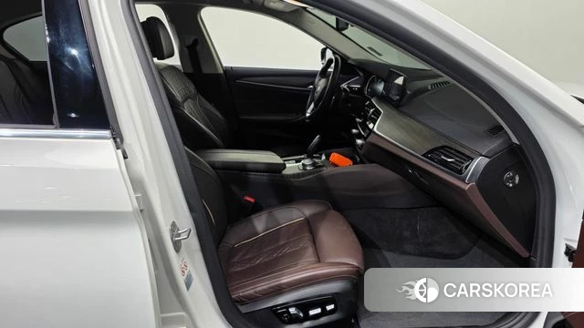 BMW 5 Series (G30) 2018 Белый из Кореи, фото 2