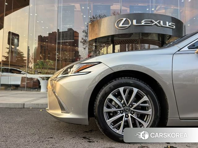 Lexus ES 2024 Серебристо-серый из Китая, фото 2