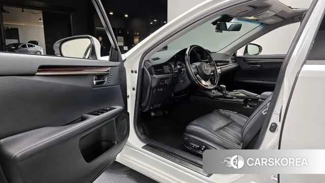 Lexus New ES300h 2018 Белый из Кореи, фото 2