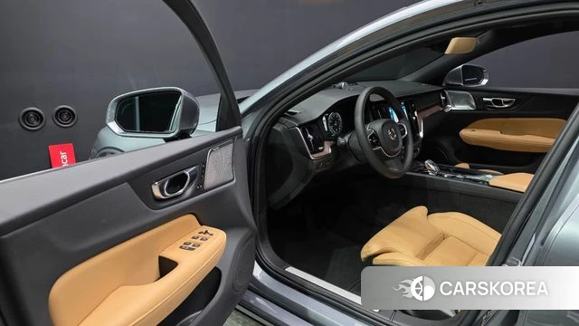 Volvo S60 3rd generation 2020 Светло-серебряный цвет из Кореи, фото 2