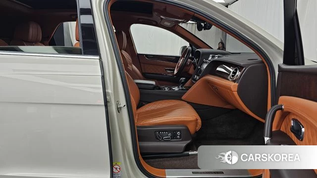 Bentley Bentayga 2018 Жемчужный цвет из Кореи, фото 2