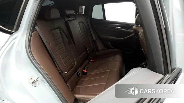 BMW X4 (G02) 2024 Светло-серебряный цвет из Кореи, фото 2