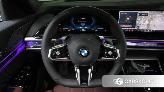 BMW 7 Series (G70) 2025 Светло-серебряный цвет из Кореи, фото 2
