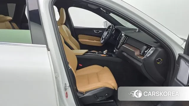 Volvo XC60 second Generation 2022 Белый из Кореи, фото 2