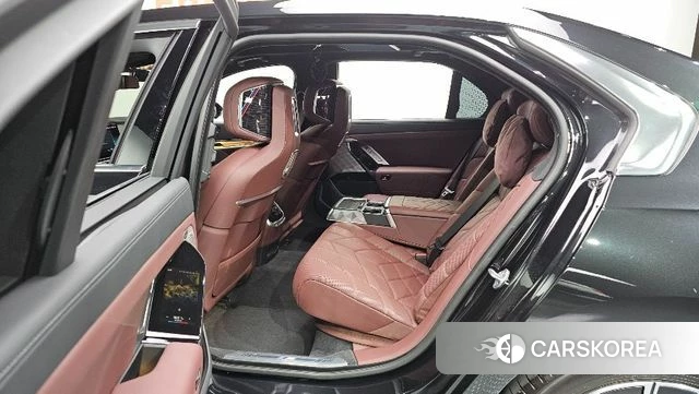 BMW 7 Series (G70) 2025 Черный из Кореи, фото 2