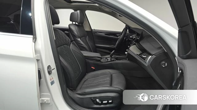 BMW 5 Series (G30) 2019 Белый из Кореи, фото 2