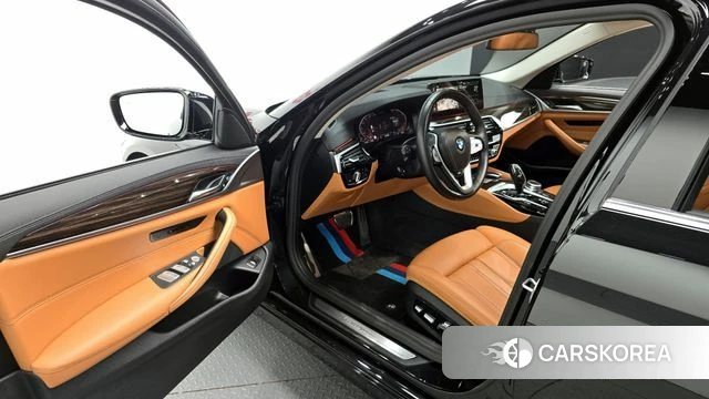 BMW 5 Series (G30) 2021 Черный из Кореи, фото 2