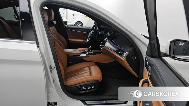 BMW 5 Series (G30) 2022 Белый из Кореи, фото 2