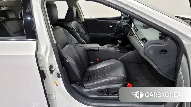 Lexus ES300h 7th generation 2018 Белый из Кореи, фото 2