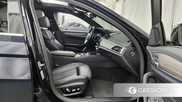 BMW 5 Series (G30) 2018 Черный из Кореи, фото 2