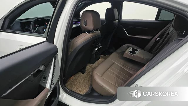 BMW 5 Series (G60) 2025 Белый из Кореи, фото 2