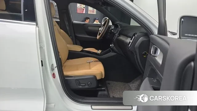 Volvo XC40 2021 Белый из Кореи, фото 2