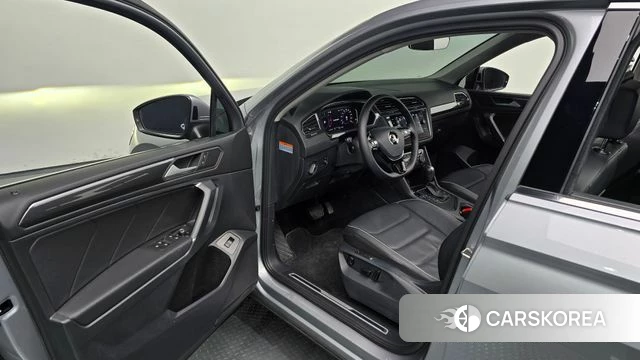 Volkswagen Tiguan Allspace 2020 Серебристо-серый из Кореи, фото 2