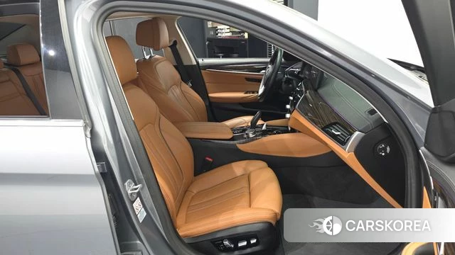 BMW 5 Series (G30) 2023 Серый из Кореи, фото 2