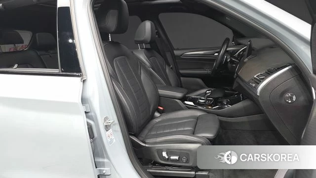 BMW X3 (G01) 2022 Светло-серебряный цвет из Кореи, фото 2