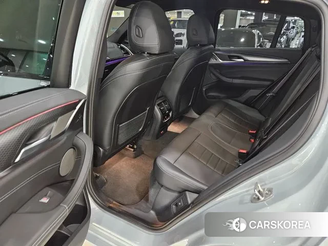 BMW X4 (G02) 2023 Светло-серебряный цвет из Кореи, фото 2