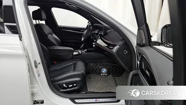 BMW 5 Series (G30) 2023 Белый из Кореи, фото 2