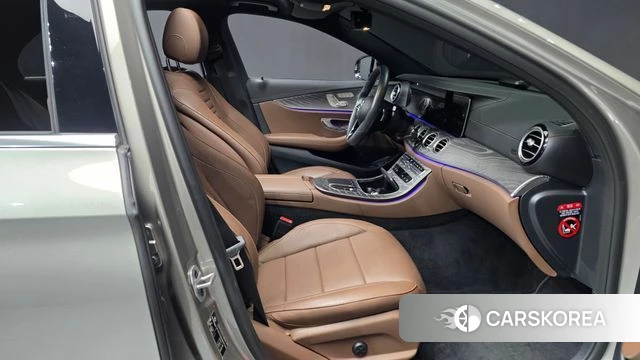 Mercedes-Benz E-Class W213 2022 Песочный из Кореи, фото 2