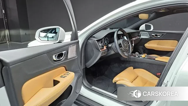 Volvo V60 Cross-Country 2nd Generation 2022 Белый из Кореи, фото 2