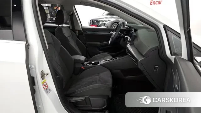 Volkswagen Golf 8th Generation 2022 Белый из Кореи, фото 2