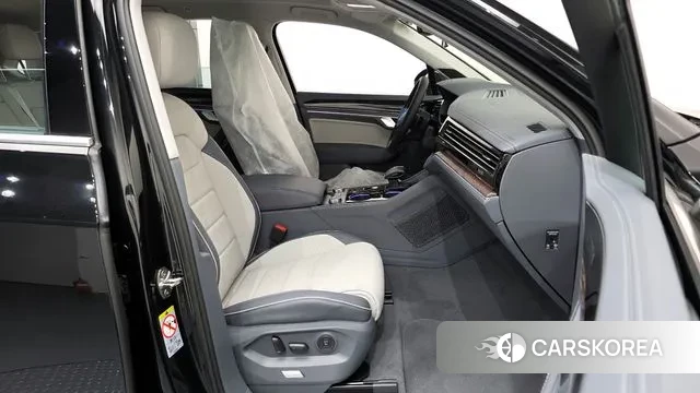 Volkswagen Touareg 3rd generation 2025 Черный из Кореи, фото 2