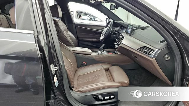 BMW 5 Series (G30) 2018 Серый из Кореи, фото 2