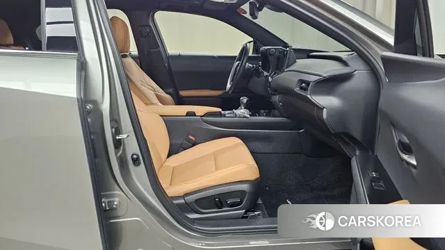 Lexus UX250h 2023 Песочный из Кореи, фото 2