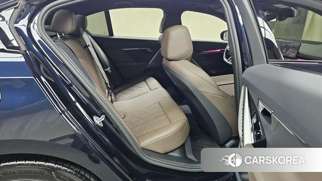 BMW 5 Series (G60) 2025 Черный из Кореи, фото 2