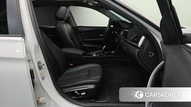 BMW 3 Series (F30) 2018 Белый из Кореи, фото 2