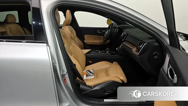 Volvo V60 Cross-Country 2nd Generation 2022 Серебристо-серый из Кореи, фото 2