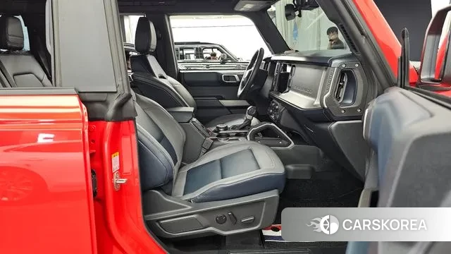 Ford Bronco 6th Generation 2023 Красный из Кореи, фото 2