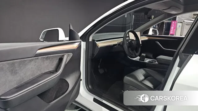 Tesla Model Y 2023 Белый из Кореи, фото 2