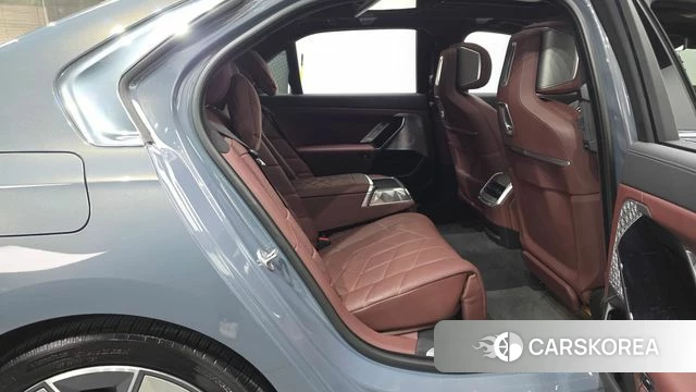 BMW i7 (G70) 2023 Светло-серебряный цвет из Кореи, фото 2