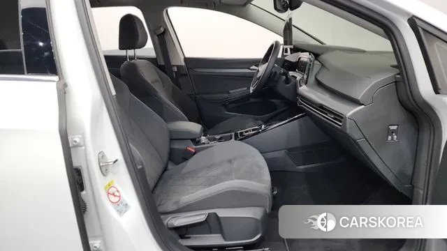 Volkswagen Golf 8th Generation 2023 Белый из Кореи, фото 2